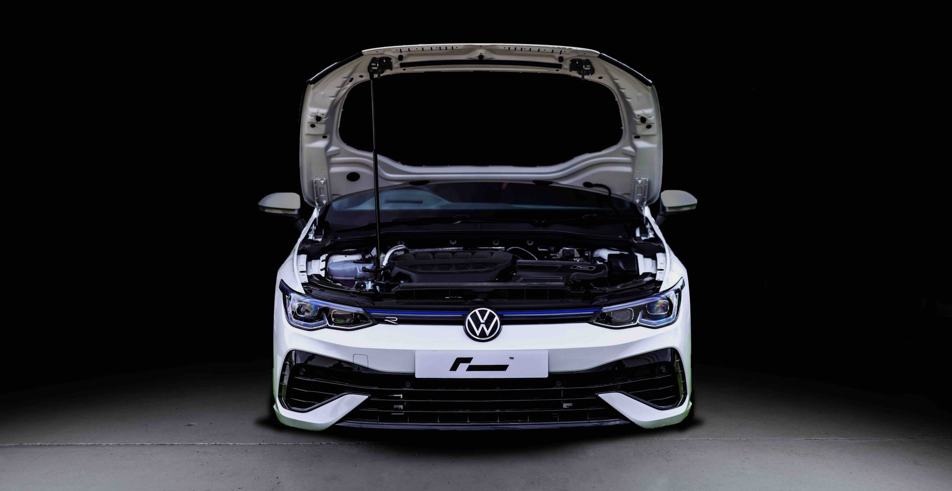Амортисьор за преден капак Golf Mk8 - BoostHaus BGVWR810002